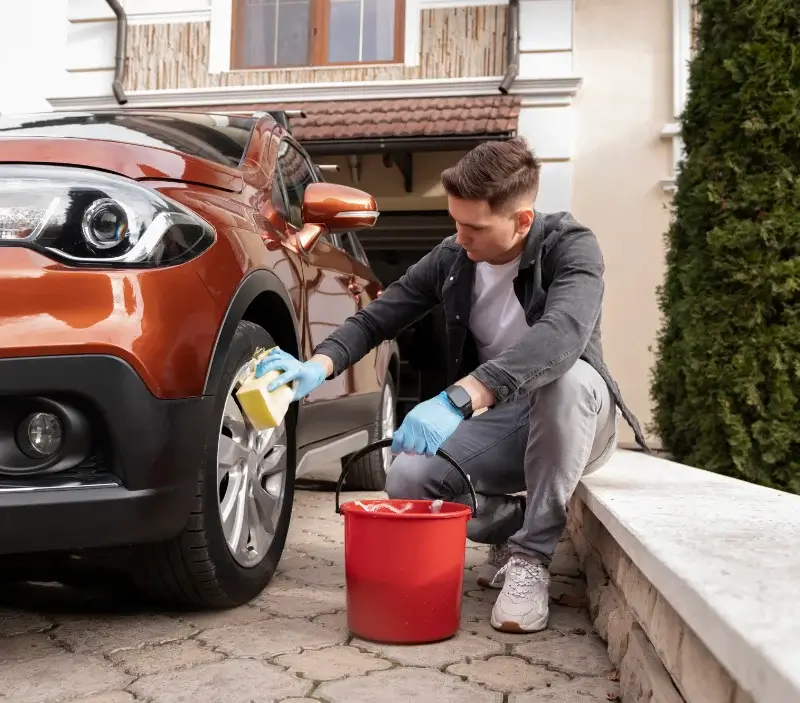 Lavage auto à domicile Dossenheim-sur-Zinsel : professionnel intervenant sur un véhicule